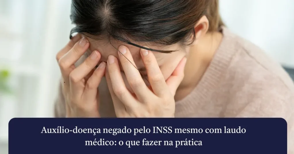 Pessoa com expressão de dor e preocupação após auxílio-doença negado pelo INSS mesmo com laudo médico
