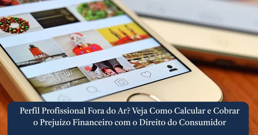 Celular sobre mesa de madeira exibindo perfil profissional fora do ar com fotos de produtos bloqueadas pelo sistema.