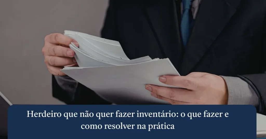Advogado do escritório Melo e Moura analisando documentos de partilha de bens sobre caso de herdeiro que não quer fazer inventário.