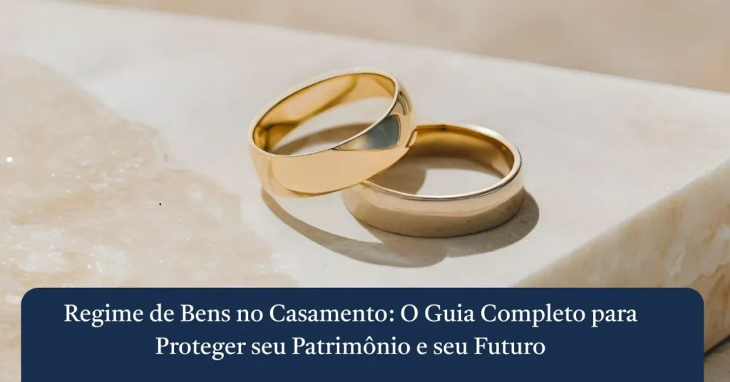 Duas alianças de ouro sobre uma superfície de mármore, ilustrando o guia sobre regime de bens no casamento do escritório Melo e Moura Advogados.