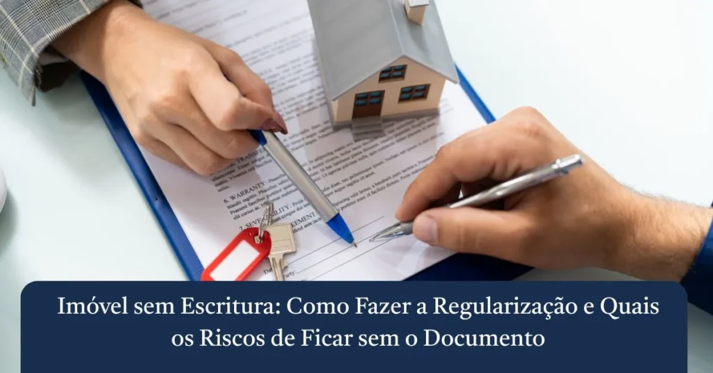 Imóvel sem Escritura: Como Fazer a Regularização e Quais os Riscos de Ficar sem o Documento 4 Pessoas assinando contrato de regularização de imóvel sem escritura sobre uma mesa com uma maquete de casa e documentos da Melo e Moura Advogados.