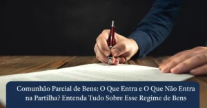 Mão masculina segurando uma caneta tinteiro vermelha e preta prestes a assinar um contrato ou certidão de casamento sobre uma mesa de madeira, ilustrando a escolha do regime de bens.