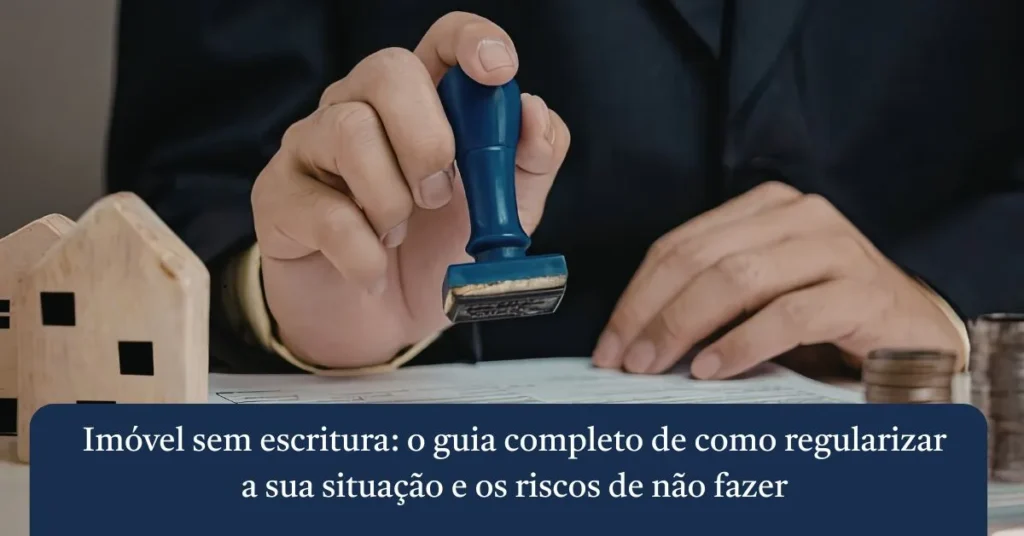 Imóvel sem escritura: o guia completo de como regularizar a sua situação e os riscos de não fazer 3 Mão carimbando documento oficial ao lado de miniatura de casa de madeira para ilustrar como regularizar imóvel sem escritura.