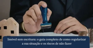 Mão carimbando documento oficial ao lado de miniatura de casa de madeira para ilustrar como regularizar imóvel sem escritura.