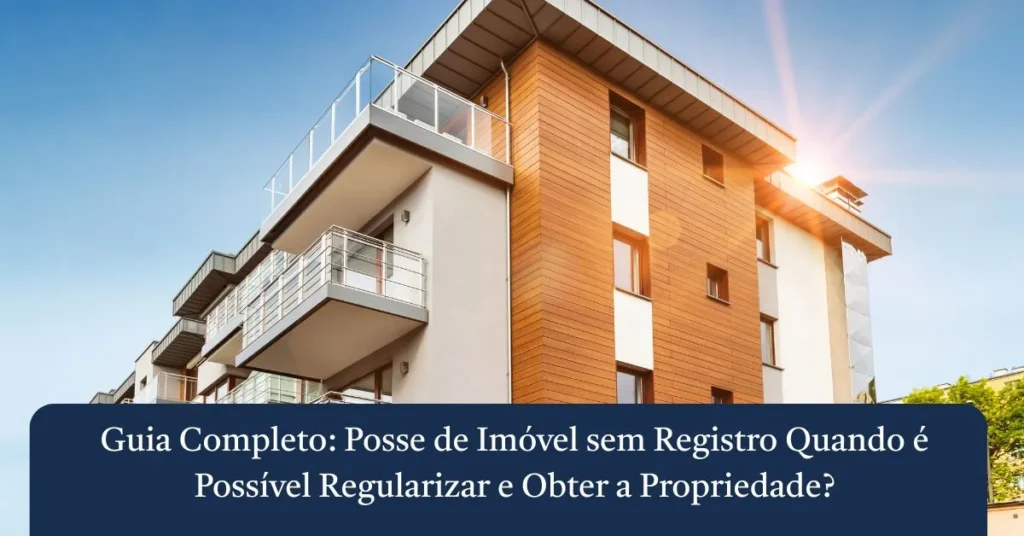 Guia Completo: Posse de Imóvel sem Registro Quando é Possível Regularizar e Obter a Propriedade? 2 Fachada de prédio residencial moderno com revestimento de madeira sob o sol, ilustrando o guia de como regularizar a posse de imóvel sem registro.