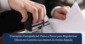 Mão de um profissional carimbando folhas de papel de um processo de usucapião extrajudicial para a regularização de um imóvel direto no cartório